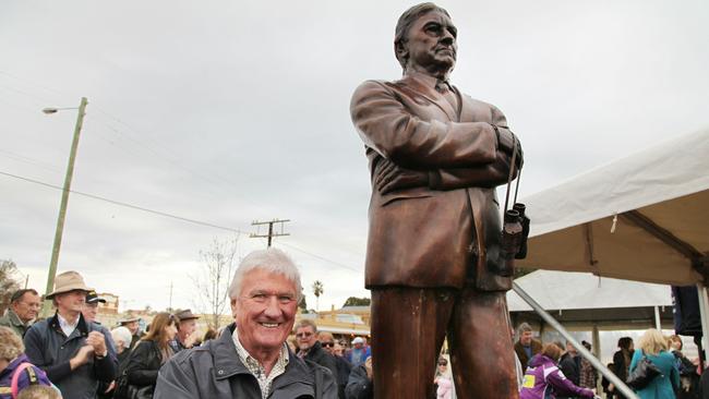 Rugby league icon Ray Warren at the unveiling his statue in 2011.