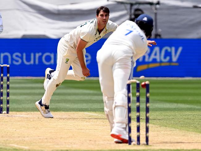 Australia's Pat Cummins (L) bowls Indian batsman KL Rahul (R) on the second day of the fourth cricket Test match between Australia and India at the Melbourne Cricket Ground (MCG) in Melbourne on December 27, 2024. (Photo by William WEST / AFP) / -- IMAGE RESTRICTED TO EDITORIAL USE - STRICTLY NO COMMERCIAL USE --