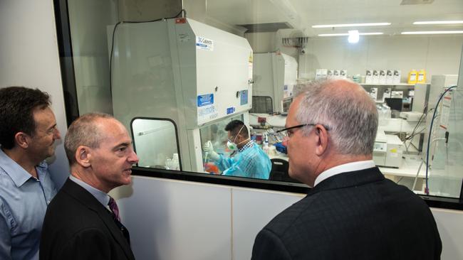 Prime Minister Scott Morrison talks to Mike Catton at the Peter Doherty lab. Picture: UNSW