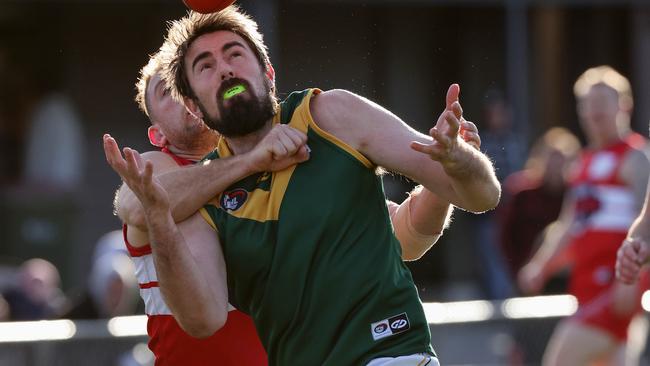 Old Eltham Collegians’ Matthew Quinton marks in front of his Lalor defender. Picture: George Salpigtidis