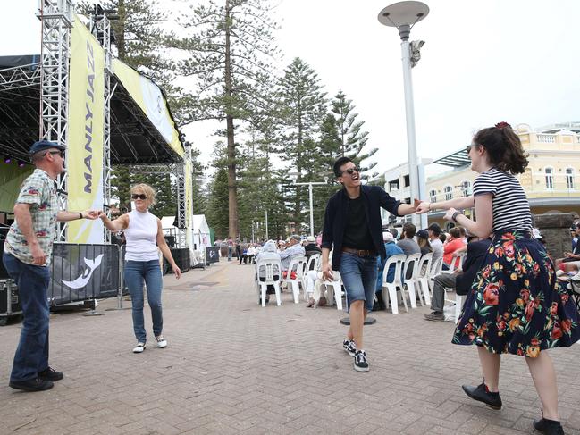 Gilbert Whitton and Mary Tapa plus Cameron Yip and Tess Bennetts dancing at the 2017 Manly Jazz festival. (AAP/Image Annika Enderborg)