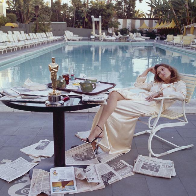 American actress Faye Dunaway takes breakfast by the pool with the day's newspapers at the Beverley Hills Hotel. Picture: Terry O'Neill/Iconic Images/Getty Images