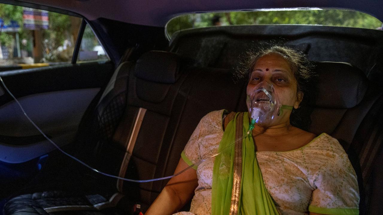 A woman with a breathing problem receives oxygen support for free inside her car at a Gurudwara (Sikh temple) in Ghaziabad, India. Picture taken April 24, 2021. REUTERS/Danish Siddiqui