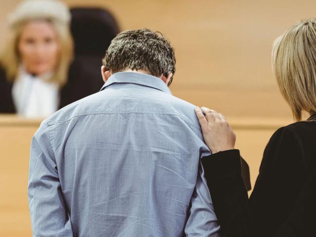 a defendent with their lawyer before court