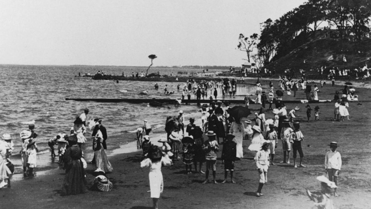 New Year‘s Day crowds at Sandgate, 1907 Photo: State Library of Queensland