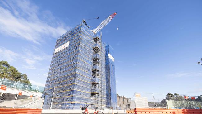 A photo of the construction of the WestConnex smoke stack in Homebush.