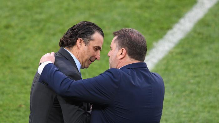 Chile's Spanish coach Juan Antonio Pizzi (L) and Australia's coach Ange Postecoglou congratulate each other after the 2017 Confederations Cup group B football match between Chile and Australia at the Spartak Stadium in Moscow on June 25, 2017. / AFP PHOTO / Natalia KOLESNIKOVA