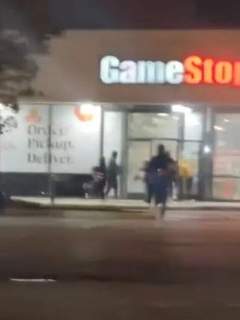 Philadelphia looting Mass arrests as huge crowd targets stores, steals