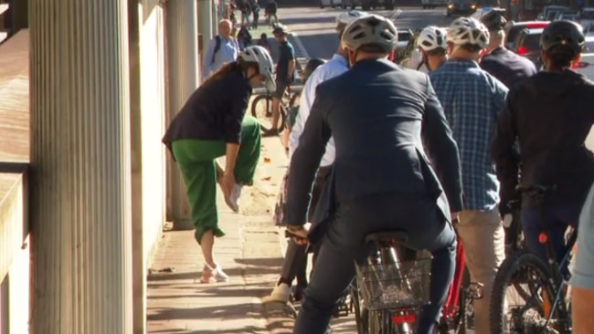 La obligaron a detenerse unos 20 metros calle abajo para arremangarse los pantalones que amenazaban con engancharse en la cadena de la bicicleta.  Imagen: Sky News