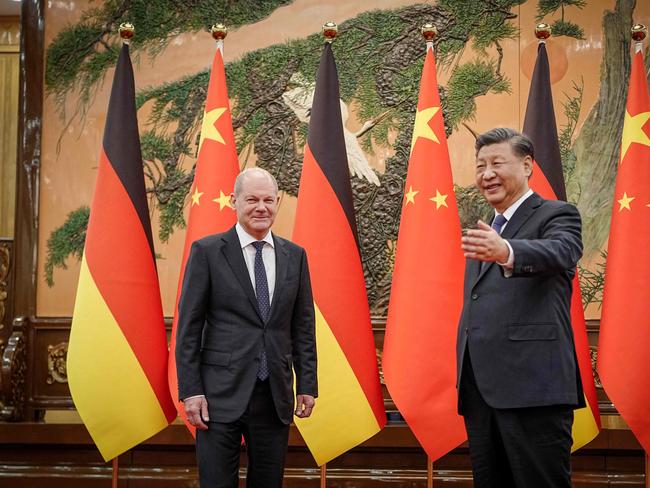 Chinese President Xi Jinping (R) welcomes German Chancellor Olaf Scholz at the Great Hall of the People in Beijing on November 4, 2022. (Photo by Kay Nietfeld / POOL / AFP)