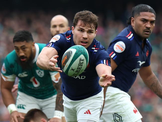 DUBLIN, IRELAND - MARCH 08:   Antoine Dupont of France passes the ball during the Guinness Six Nations 2025 match between Ireland and France at Aviva Stadium on March 08, 2025 in Dublin, Ireland. (Photo by David Rogers/Getty Images)