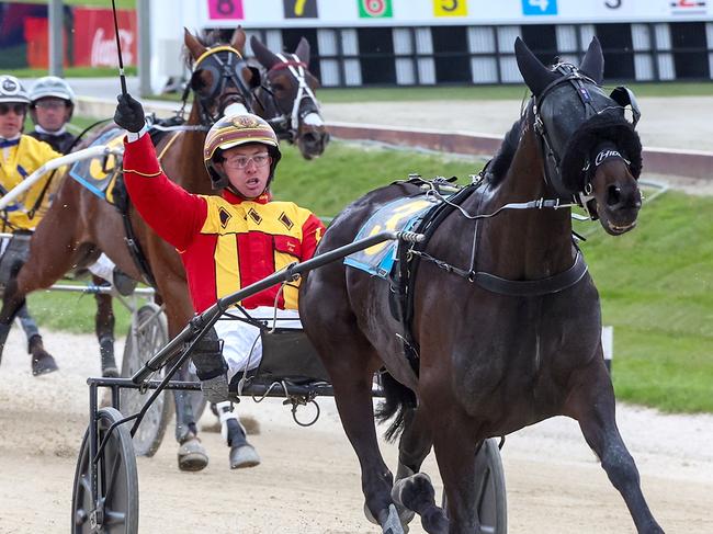 Harness racing trotter Keayang Zahara and driver Jason Lee. Picture: HRNZ