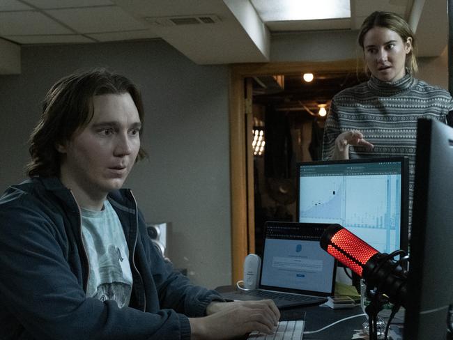 Paul Dano and Shailene Woodley in a scene from the movie Dumb Money.