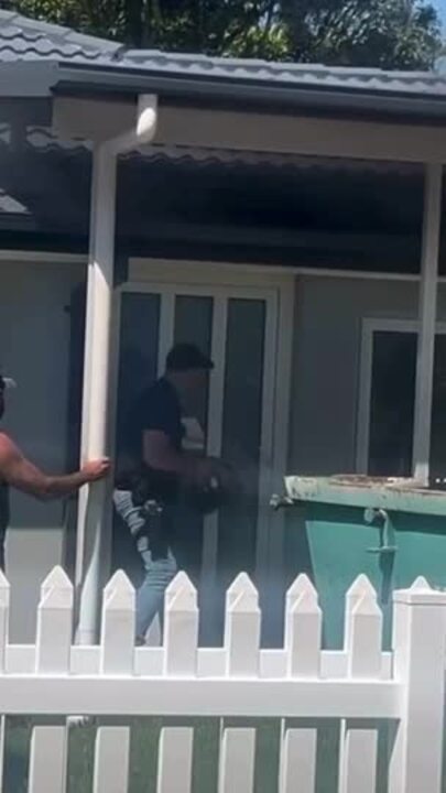 Police break down door as fire threatens Gold Coast home