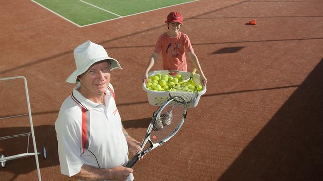 Tom Horn and junior player Alex De Roma in 2010.