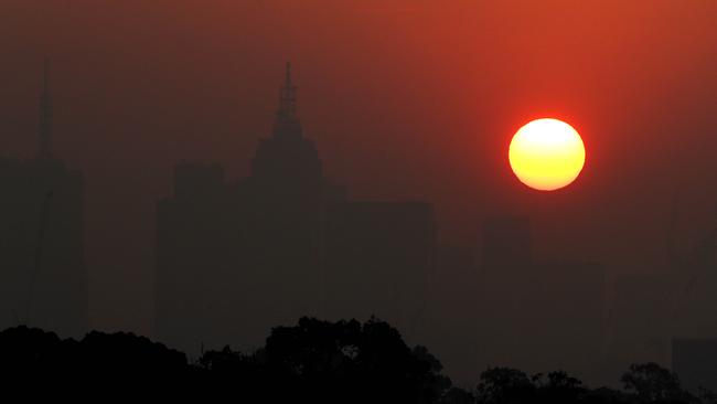 03/01/20 Sunset over Melbourne through a thick smoke haze from bushfires burning in East Gippsland. Aaron Francis/The Australian