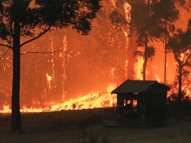 30/12/19 Fire and emergency services just south of the small Gippsland town of Bruthen. Aaron Francis/The Australian