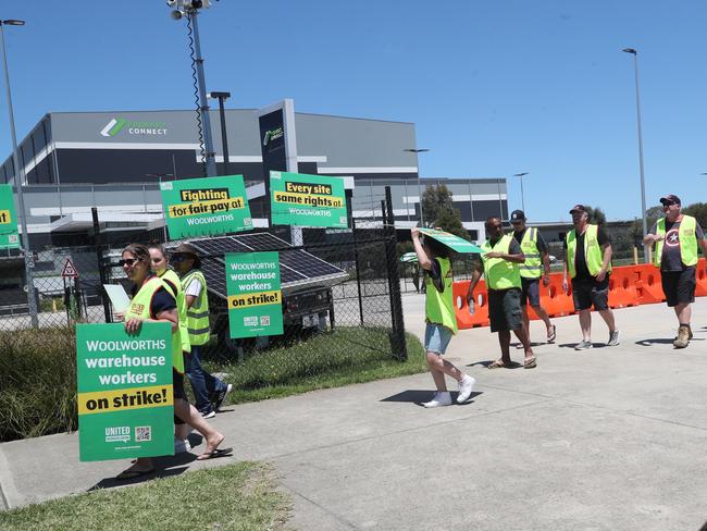 A picket line continues in Dandenong South at a distribution centre for Woolworths ahead of a Fair Work commission hearing tomorrow. Thursday, December 5. 2024. Picture: David Crosling