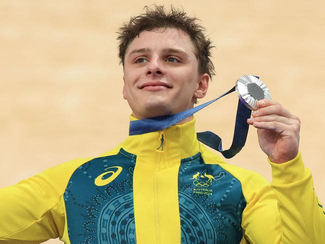 Australia's Matthew Richardson celebrates his silver medal on the podium of the men's track cycling keirin event of the Paris 2024 Olympic Games at the Saint-Quentin-en-Yvelines National Velodrome in Montigny-le-Bretonneux, south-west of Paris, on August 11, 2024. (Photo by Emmanuel DUNAND / AFP)