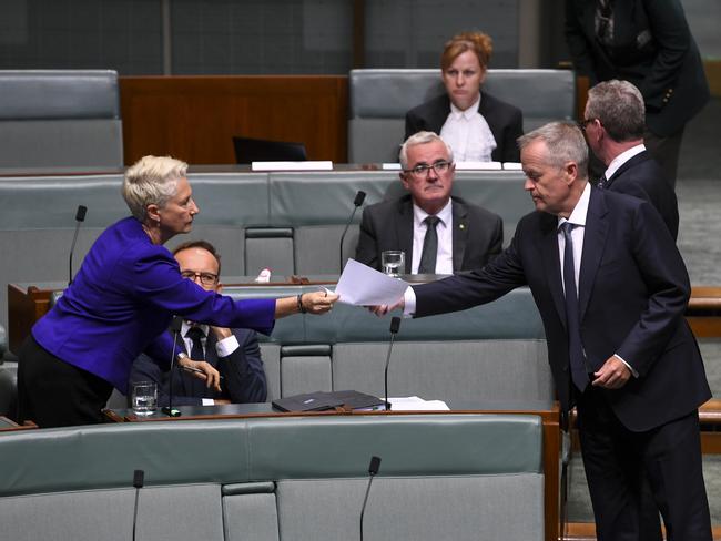 Crossbench MP Kerryn Phelps passes a piece of paper over to Australian Opposition Leader Bill Shorten during a division on debate of the Medivac Bill in the House of Representatives at Parliament House in Canberra, Tuesday, February 12,  2019. (AAP Image/Lukas Coch) NO ARCHIVING