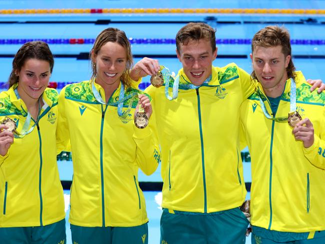 SMETHWICK, ENGLAND - AUGUST 02: Gold medalists, Kaylee McKeown, Zac Stubblety-Cook, Matthew Temple and Emma McKeon of Team Australia pose with their medals during the medal ceremony for the Mixed 4 x 100m Medley Relay Final on day five of the Birmingham 2022 Commonwealth Games at Sandwell Aquatics Centre on August 02, 2022 in Smethwick, England. (Photo by Clive Brunskill/Getty Images)