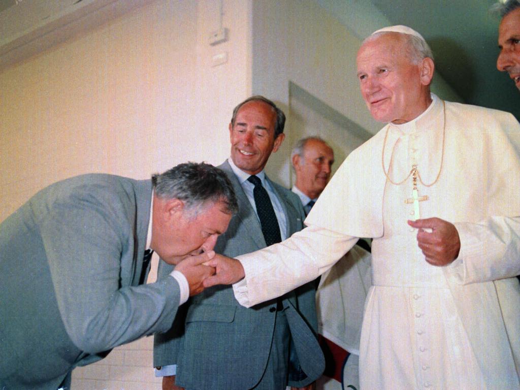 Alan Bond greets the late Pope John Paul II. Picture: John Casamento