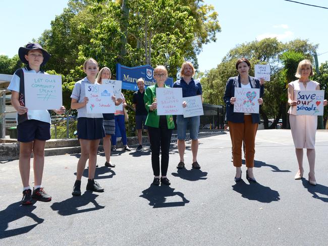 NSW Labor leader Jodi McKay, state Lismore MP Janelle Saffin and federal Richmond MP Justine Elliot with members of the school community at Murwillumbah East Public School, opposing the state government's plans to merge four schools into one.