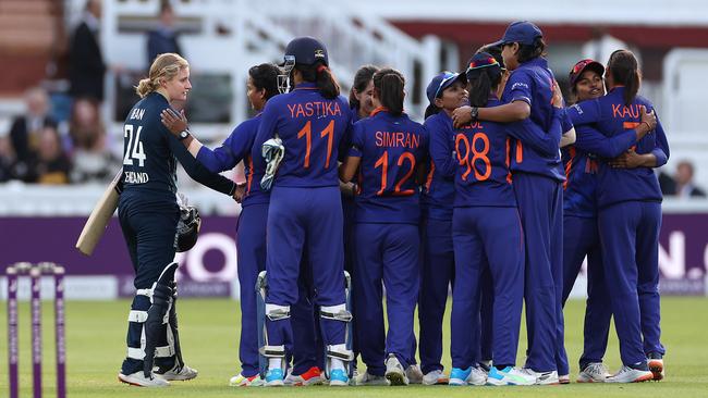 Charlie Dean shakes hands with Deepti Sharma. Photo by Ryan Pierse/Getty Images