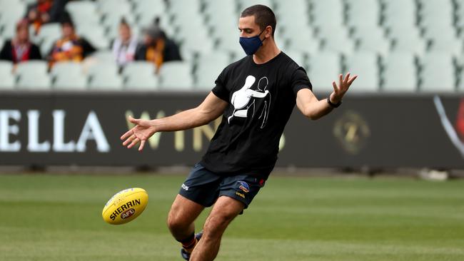 Taylor Walker warming up while wearing a mask at Adelaide Oval. Picture: James Elsby/AFL Photos via Getty Images