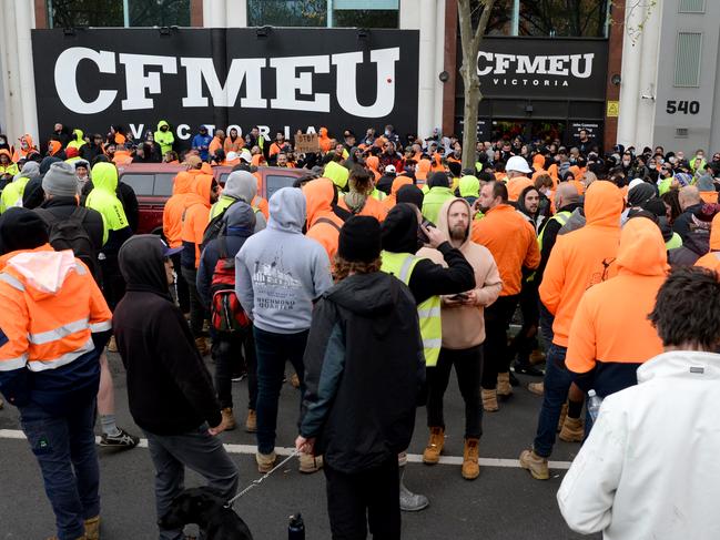 Construction workers gather outside the CFMEU offices in Melbourne to protest against mandatory vaccinations for tradies on building sites. Picture: NCA NewsWire / Andrew Henshaw