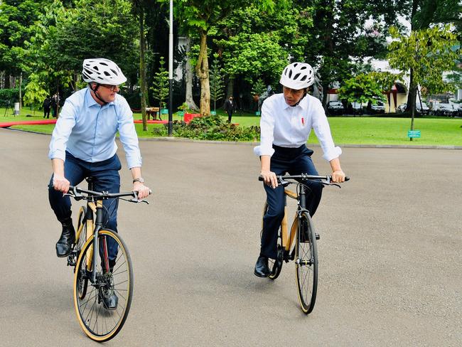 (FILES) This file handout photo taken and released by the Presidential Palace on June 6, 2022 shows Indonesiaâs President Joko Widodo (R) and Australiaâs Prime Minister Anthony Albanese (L) riding bamboo bicycles at the Presidential Palace in Bogor, West Java. - As Indonesian President Joko Widodo led Australia's Anthony Albanese around the lush gardens of a presidential palace south of Jakarta earlier this month, he presented the new Australian prime minister with an unusual gift: a bamboo bike. (Photo by LAILY RACHEV / PRESIDENTIAL PALACE / AFP) / TO GO WITH Indonesia-Australia-transport-lifestyle-environment,FOCUS by Marchio GORBIANO ----- EDITORS NOTE ----RESTRICTED TO EDITORIAL USE - MANDATORY CREDIT "AFP PHOTO / PRESIDENTIAL PALACE / LAILY RACHEV " - NO MARKETING - NO ADVERTISING CAMPAIGNS - DISTRIBUTED AS A SERVICE TO CLIENTS /