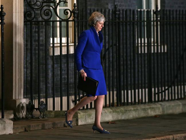 Britain's Prime Minister Theresa May leaves 10 Downing Street to deliver a speech to members of the media in London on January 16, 2019, after surviving a vote of no confidence in her government. - British Prime Minister Theresa May's government saw off a vote of no confidence in parliament on Wednesday, called after MPs overwhelmingly rejected the Brexit deal. (Photo by Daniel LEAL-OLIVAS / AFP)