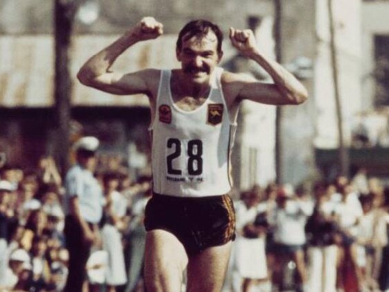 Rob de Castella was a fan favourite not just in Australian distance running but on a global scale, seen here coming down the straight of a cheering crowd to take the win in the Brisbane Comm games