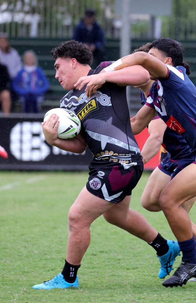 Benji Quinlan with the ball for Marsden SHS. Photo Steve Pohlner