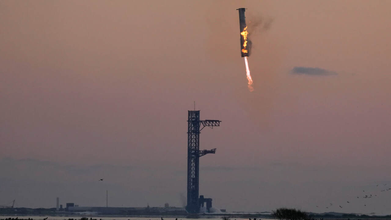 SpaceX Successfully Catches ‘Super Heavy’ Booster Back at Launch Pad