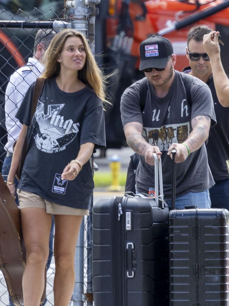 Country music sensation Zach Bryan flies into Byron Bay with his new Aussie love interest, Hannah Duncan. Picture: Media Mode.