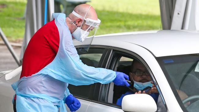 People line up in their cars at the Southern Nicolaides COVID 19 testing clinic in Herston. Picture: Zak Simmonds