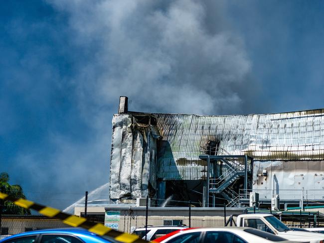 Emergency services work on a large fire burning at the Thomas Foods Murray Bridge abattoir factory, East of Adelaide in South Australia, Thursday, January 4, 2018. (AAP Image/Roy Vandervegt) NO ARCHIVING