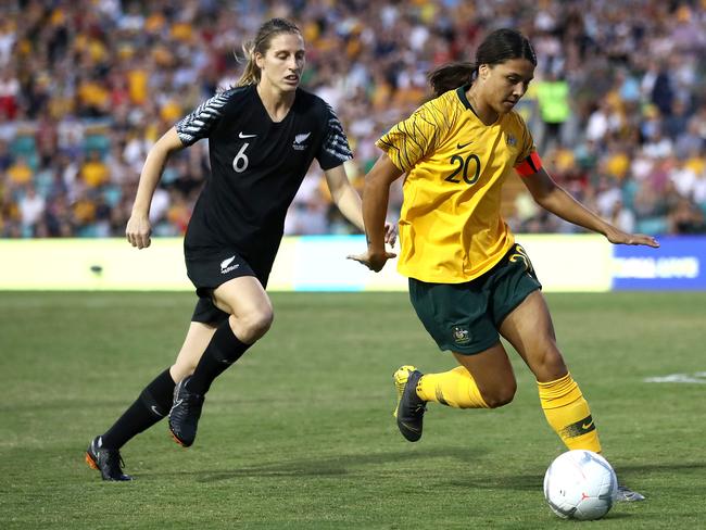 SYDNEY, AUSTRALIA - FEBRUARY 28: Samantha Kerr of the Matildas and Rebekah Stott of New Zealand contest the ball during the Cup of Nations match between the Australian Matildas and New Zealand Football Ferns at Leichhardt Oval on February 28, 2019 in Sydney, Australia. (Photo by Cameron Spencer/Getty Images)