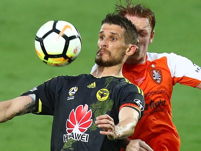 GOLD COAST, AUSTRALIA - DECEMBER 09:  Dario Vidosic of the Phoenix and Corey Brown of the Roar compete for the ball during the round 10 A-League match between the Brisbane Roar and the Wellington Phoenix at Cbus Super Stadium on December 9, 2017 in Gold Coast, Australia.  (Photo by Chris Hyde/Getty Images)