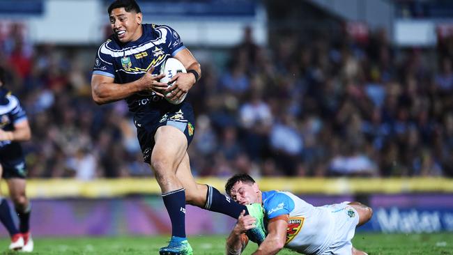 Jason Taumalolo makes a break and avoids the tackle of Titans hooker Mitch Rein to score a try. Picture: Zak Simmonds