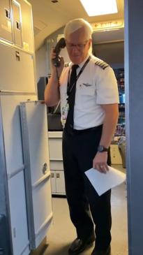 Pilot's emotional farewell brings passengers to tears