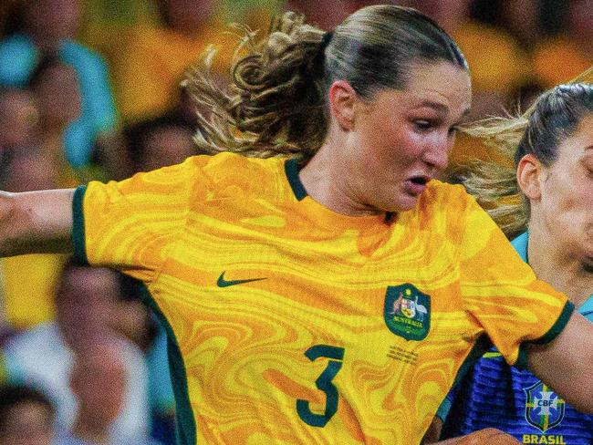 Australia's Winonah Heatley (L) and Brazil's Bruna Santos Nhaia fight for the ball during the women's international football friendly match between Australia and Brazil at Suncorp Stadium in Brisbane on November 28, 2024. (Photo by Patrick HAMILTON / AFP) / -- IMAGE RESTRICTED TO EDITORIAL USE - STRICTLY NO COMMERCIAL USE --