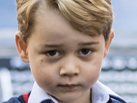 TOPSHOT - Britain's Prince George (C) accompanied by Britain's Prince William (L), Duke of Cambridge arrives for his first day of school at Thomas's school where he is met by Helen Haslem (R) head of the lower school in southwest London on September 7, 2017. / AFP PHOTO / POOL / RICHARD POHLE