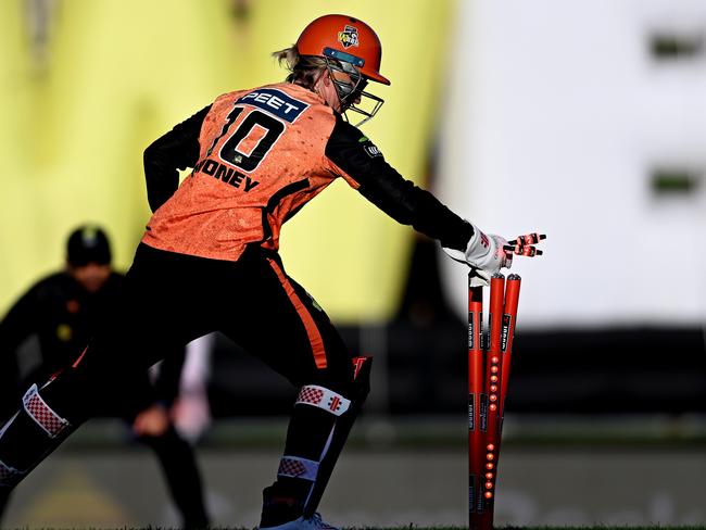 HOBART, AUSTRALIA - NOVEMBER 21: Beth Mooney of the Scorchers runs out Mathilda Carmichael of the Sixers during the WBBL match between Sydney Sixers and Perth Scorchers at Blundstone Arena on November 21, 2024, in Hobart, Australia. (Photo by Steve Bell/Getty Images)