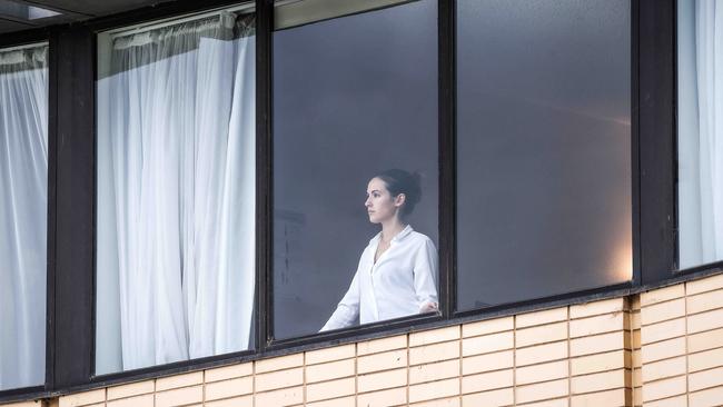 A woman looks out from her window at the quarantine hotel Holiday Inn at Melbourne Airport. Picture: NCA NewsWire / Ian Currie