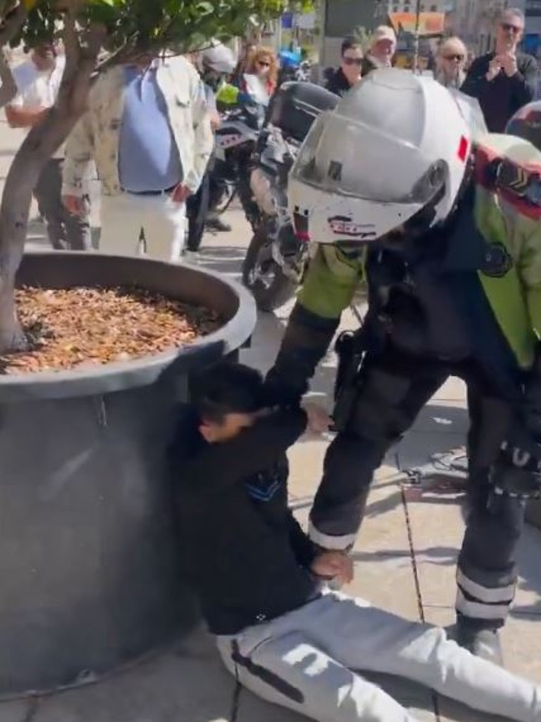 Police officers can be seen taking custody of the thief. Picture: X/orikron