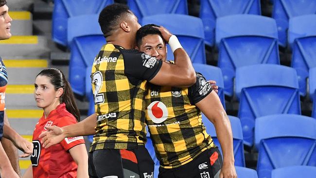 GOLD COAST, AUSTRALIA - JULY 10:  Roger Tuivasa-Sheck of the Warriors celebrates with team mates after scoring a try during the round nine NRL match between the Gold Coast Titans and the New Zealand Warriors at Cbus Super Stadium on July 10, 2020 in Gold Coast, Australia. (Photo by Bradley Kanaris/Getty Images)