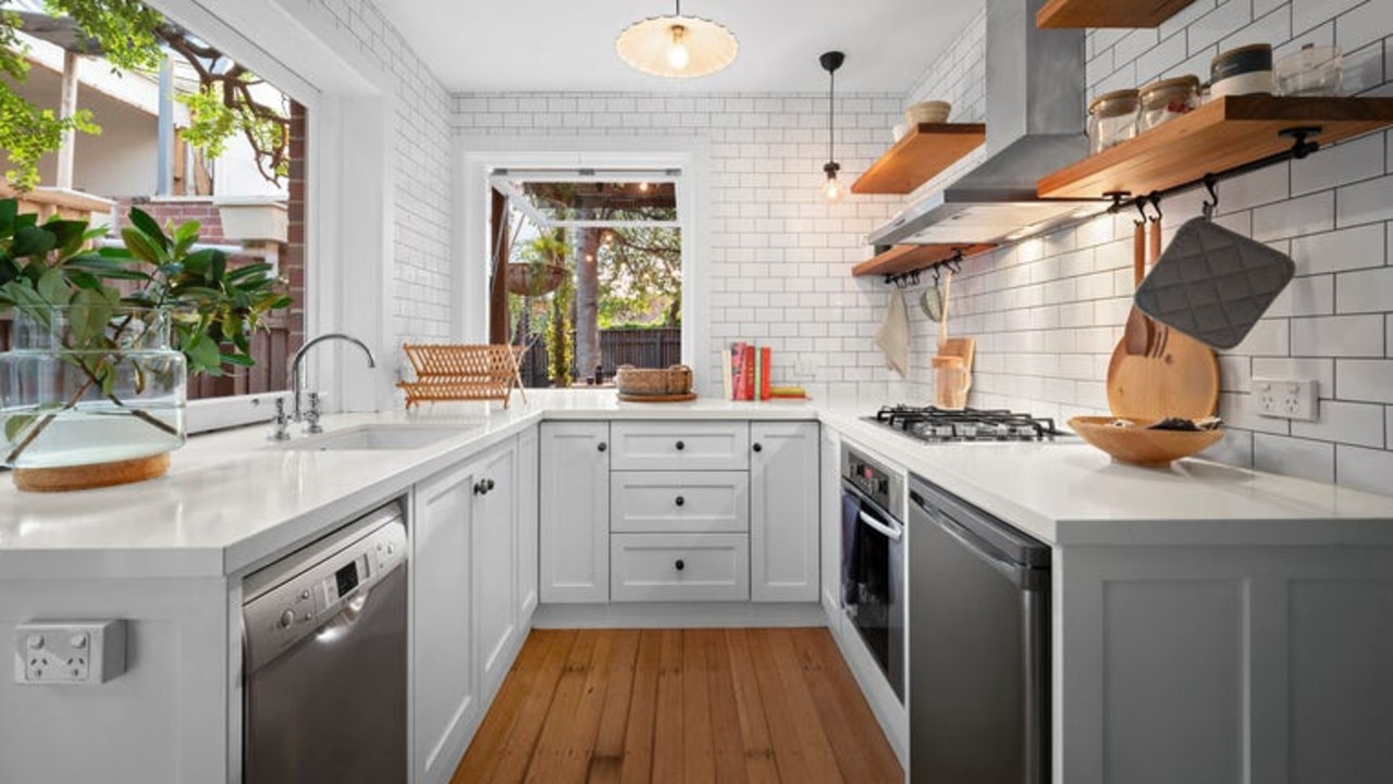 The light and bright kitchen.