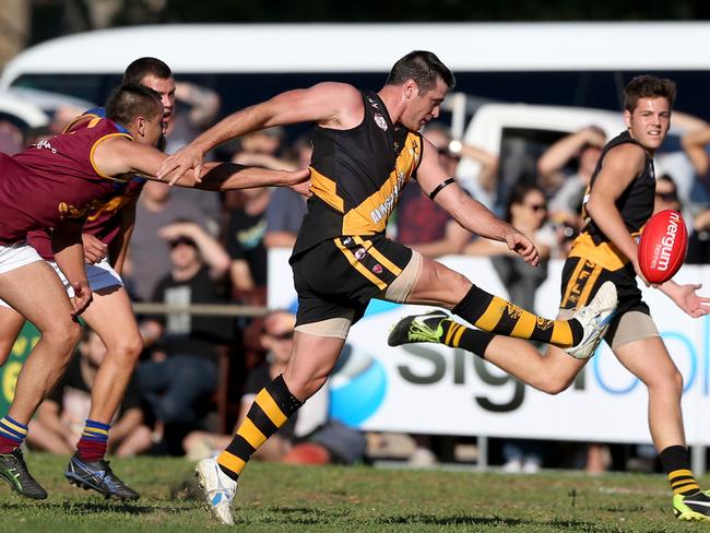 Shane Crawford evades a tackle and kicks a goal. Picture: Tait Schmaal.